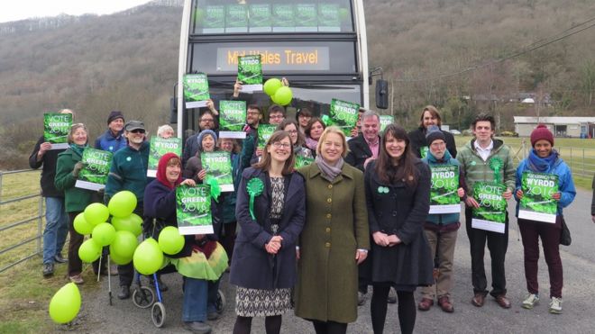 Члены партии зеленых на старте своей сборочной кампании