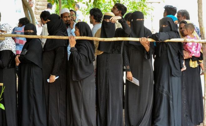 Индийские мусульманки стоят в очереди, чтобы отдать свой голос на избирательном участке в округе Курноул индийского штата Андхра-Прадеш, 11 апреля 2019 года.