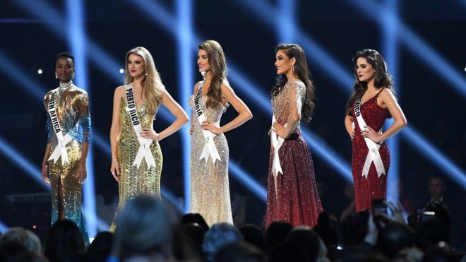 Пятерка лучших участниц конкурса «Мисс Вселенная», включая Зозибини Тунзи, на сцене