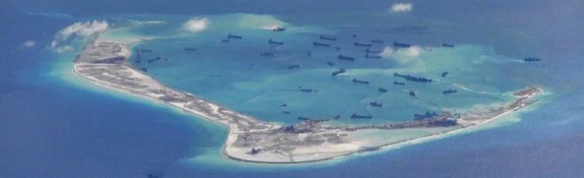 Китайские дноуглубительные суда якобы видны в водах вокруг Риф-Бедствия на спорных островах Спратли в Южно-Китайском море, в этом файле неподвижное изображение с видео, снятого самолетом наблюдения P-8A Poseidon, предоставленным ВМС США 21 мая 2015 года