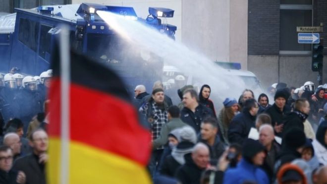 Полиция использует водометы во время марша протеста сторонников антииммиграционного правого движения PEGIDA (Патриотические европейцы против исламизации Запада) в Кельне, Германия, 9 января 2016 года