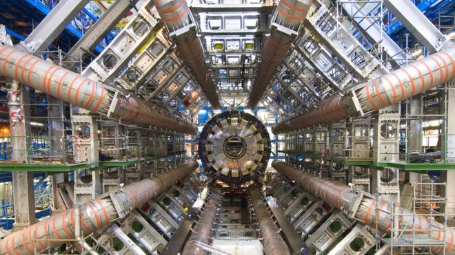 взгляд внутри эксперимента Атлас в Cern