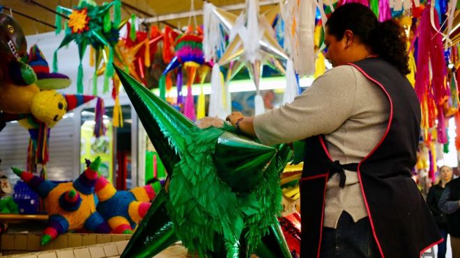 Pinatas (đồ chơi truyền thống của Mexico) Giáng sinh được bày bán ở chợ tại thủ đô Mexico City. Ảnh chụp hôm 18/12/2017.