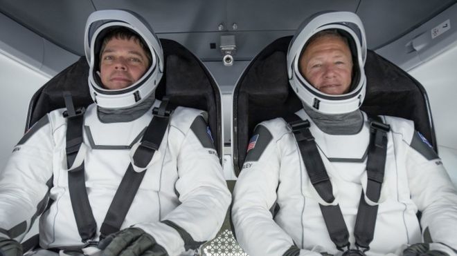 Астронавты Боб Бенкен (слева) и Дуг Херли (справа)