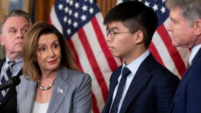 Chủ tịch Hạ viện Hoa Kỳ, bà Nancy Pelosi và nhà hoạt động dân chủ Hong Kong Joshua Wong tại Washington D.C 18/9/2019