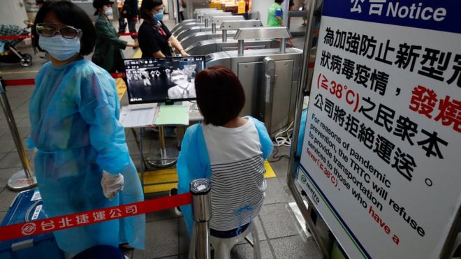 Проверяет пассажиров в тайваньском метро