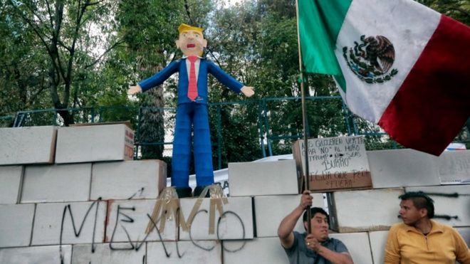 Мексиканцы протестуют против предложения г-на Трампа о строительстве стены вдоль американо-мексиканской границы, Мехико, 21 января 2017 года