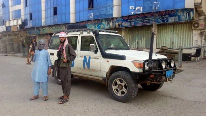 Бойцы Талибана на захваченном автомобиле Красного Креста