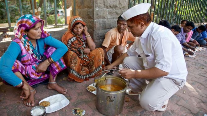 Субхаш Талекар раздает еду бедным в Мумбаи