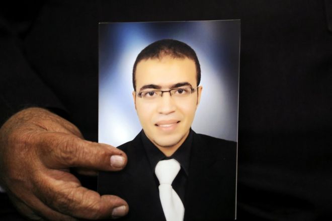 Реда аль-Хамами, отец Абдуллы аль-Хамами, который подозревается в нападении на солдата в парижском Лувре, держит фотографию своего сына во время интервью агентству Reuters в Дакахлии, Египет, 4 февраля