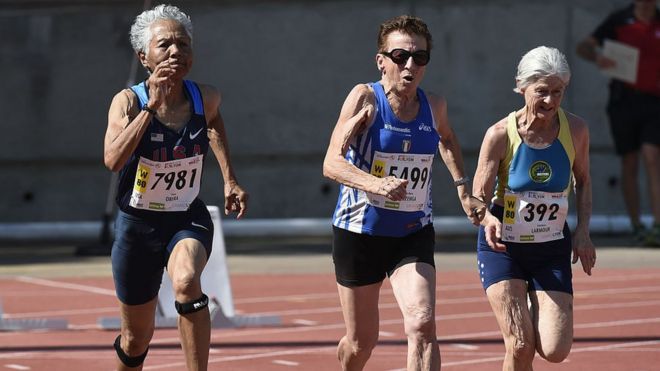 Irene Obera (à esquerda), Emma Maria Mazzenga e Constance Marmour competem no Campeonato Mundial de Atletismo de Masters em 2015