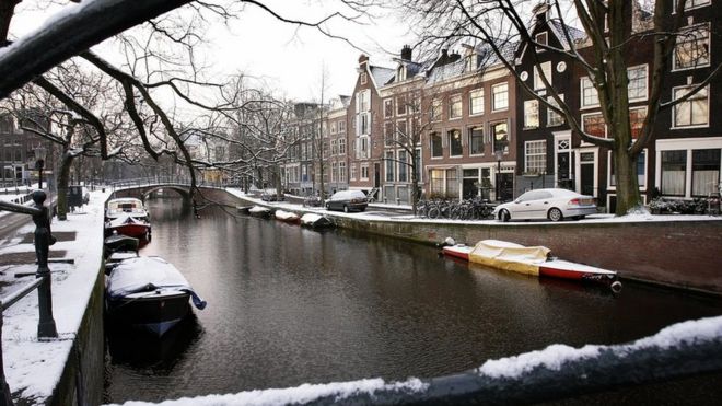 Один из многочисленных каналов Амстердама