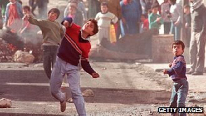 Палестинские дети бросают камни в знак протеста против израильской оккупации