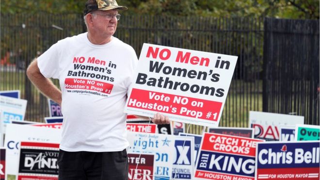 Мужчина призывает людей голосовать против Хьюстонского Указа о равных правах возле центра досрочного голосования в Хьюстоне