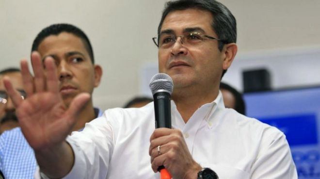 Президент Гондураса Хуан Орландо Эрнандес выступает с сообщением для прессы в Тегусигальпе 6 декабря 2017 года