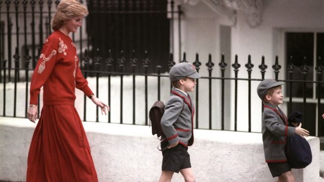Принцы Уильям и Гарри со своей матерью принцессой Дианой в первый день пребывания Гарри в школе Уэтерби в Ноттинг-Хилл, Западный Лондон