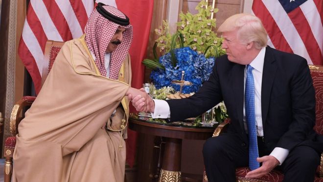 Король Бахрейна Хамад пожимает руку президенту США Дональду Трампу в Эр-Рияде 21 мая 2017 года