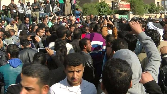 أهالي ضحايا التفجير يحتشدون أمام الكنيسة البطرسية