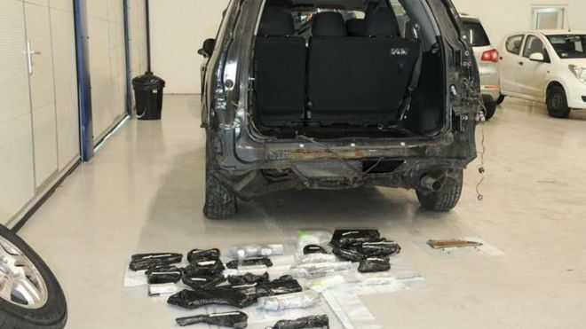 Хонда и оружие. Огнестрельное оружие, боеприпасы и граната были обнаружены в скрытом отсеке в задней части автомобиля Хонда в рамках операции «Эскалад».