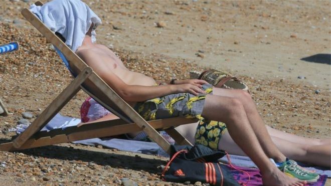 Человек на шезлонге на британском пляже