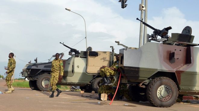 Солдаты стоят у машин возле президентского дворца в Уагадугу