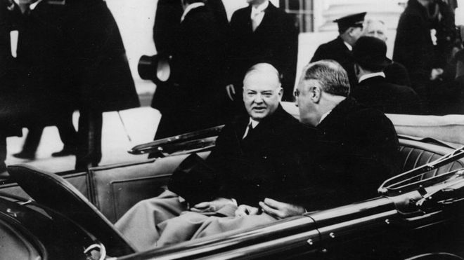 Франклин Делано Рузвельт, 32-й президент (справа) и его предшественник Герберт Гувер покидают Белый дом в Вашингтоне, округ Колумбия. покидая Белый дом в Вашингтоне, округ Колумбия.