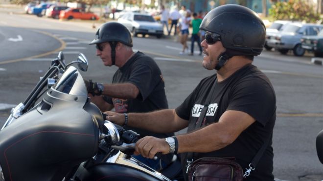 Эрнесто Гевера на мотоцикле на Кубе