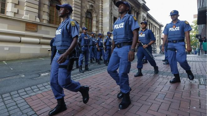 Полицейские Южной Африки возле Высокого суда Квазулу-Натал в Дурбане.
