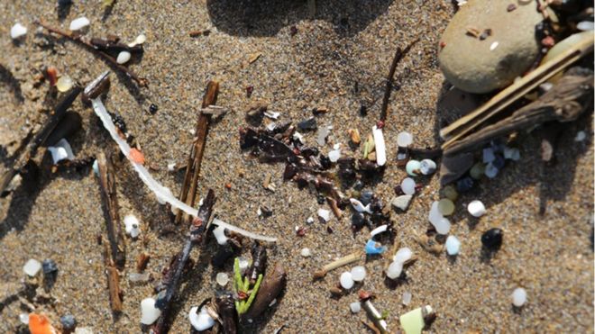 Маленькие кусочки пластика на пляже Круклетс в Буде
