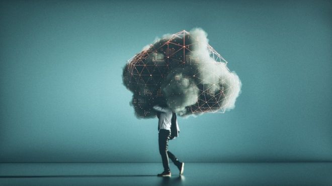 Ilustração de homem com uma grande nuvem de dados sobre sua cabeça, em fundo turquesa