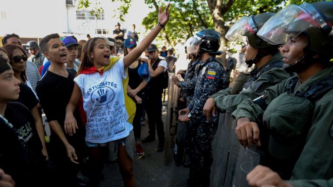 Jóvenes opositores frente a las fuerzas de seguridad en Caracas.