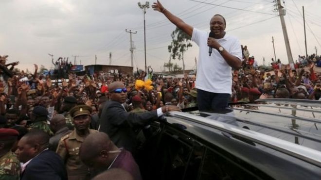 رئيس كينيا يتهم قضاة المحكمة العليا في بلاده بأنهم "محتالون"