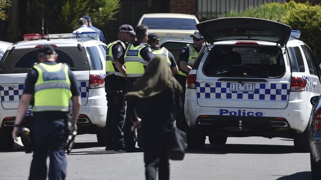 Полиция посещает место происшествия на Медоу-Хайтс в Мельбурне, Австралия, где был обыскан дом в связи с предполагаемым террористическим заговором, 23 декабря 2016 года