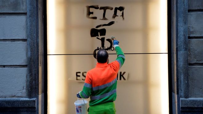 Homem retira grafite que diz 'Obrigado, ETA'