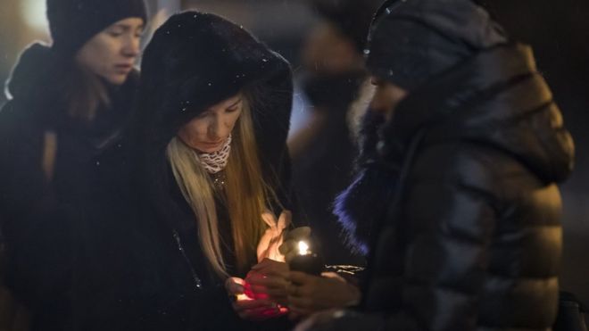 亚历山德罗夫红旗歌舞团莫斯科团部外两名致哀女子点起蜡烛（26/12/2016）