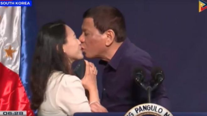 Captura de pantalla de Duterte besando a una filipina inmigrante en Corea del Sur.