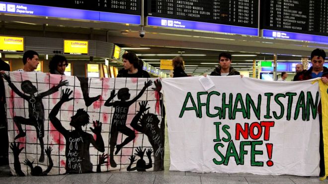 Демонстрация против высылки афганских беженцев