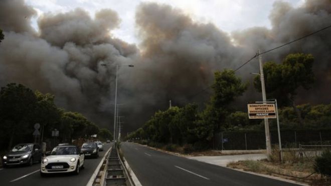 Nuvem de fumaça em subúrbio de Atenas