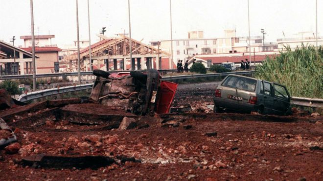 На снимке, датированном 23 мая 1992 года, показано место, где итальянский судья против мафии Джованни Фальконе, его жена Франческа Морвилло и трое телохранителей были убиты в результате взрыва бомбы на автостраде Палермо около Капачи, Сицилия, Италия.
