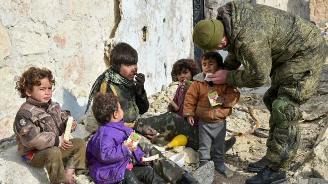 مهندس عسكري روسي يساعد أطفالا في حلب