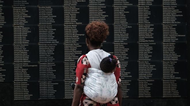 Mwanamke akisoma orodha ya majina ya baadhi ya watu zaidi ya 800,000 waliouawa 1994