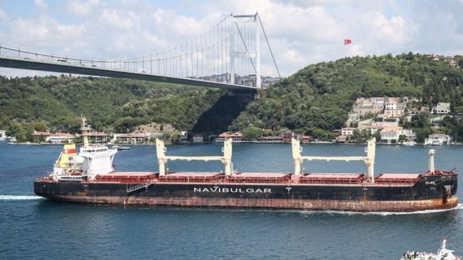 Barco con grano ucraniano en el Mar Negro.