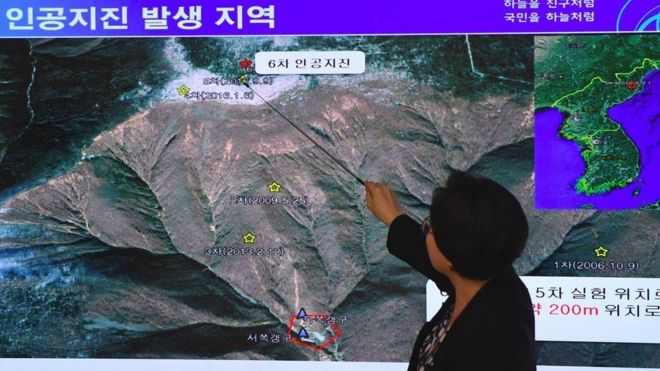 Директор центру вулканології і сейсмології Південної Кореї показує на карті КНДР місце, де стався поштовх