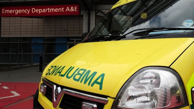 Крупный план машины скорой помощи в Великобритании, находящейся возле входа в отделение неотложной помощи больницы