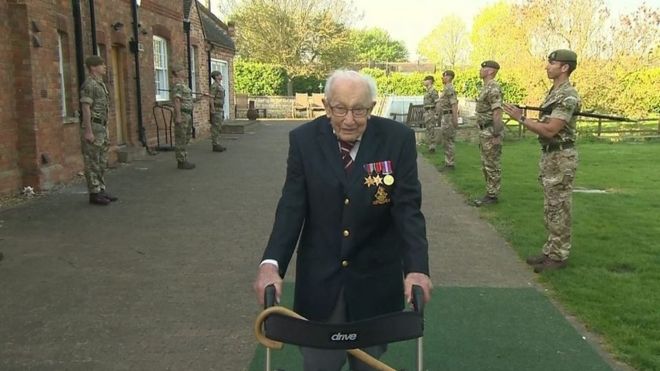 99歳の英退役大尉、自宅庭を100往復で医療支援に十数億円集める