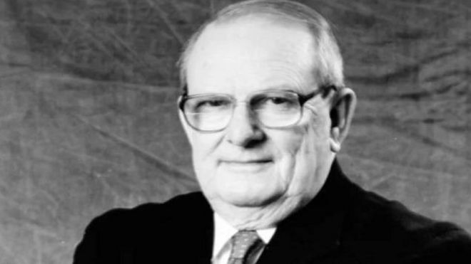 En 1979, Allan MacLeod Cormack, physicien sud-africain, obtient le prix Nobel de physiologie ou médecine en 1979 pour sa contribution à l'invention de la tomodensitométrie, connue sous le nom de scanner.