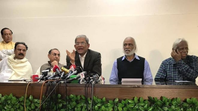 সংবাদ সম্মেলনে মির্জা ফখরুলসহ ঐক্যফ্রন্টের শীর্ষ নেতারা।