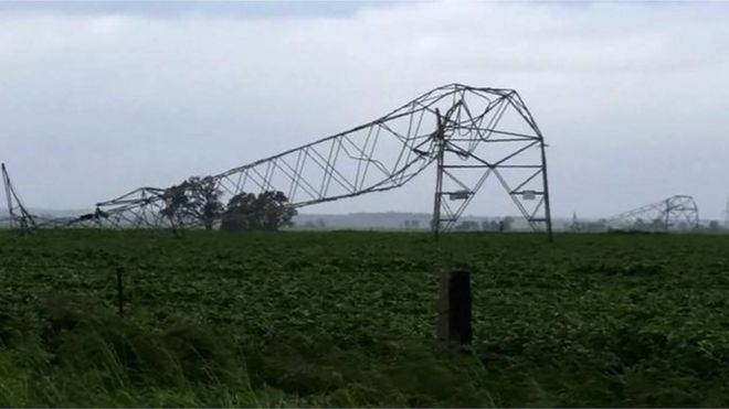 На фотографии, сделанной 28 сентября и полученной 29 сентября 2016 года, изображены опоры линий электропередач с линиями электропередач, опрокинутыми сильными ветрами возле Мелроуза в Южной Австралии.