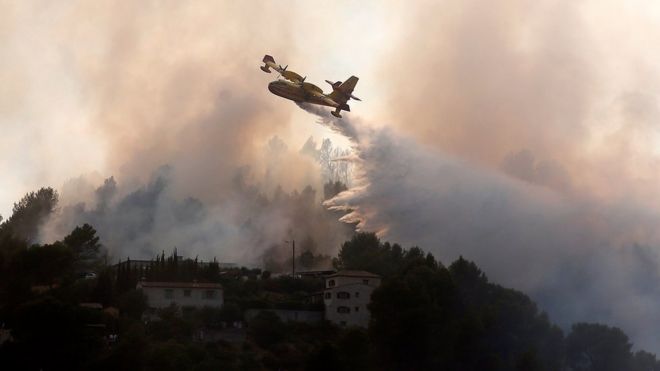 Пожежний літак намагається загасити лісову пожежу Карросі поблизу Ніцци