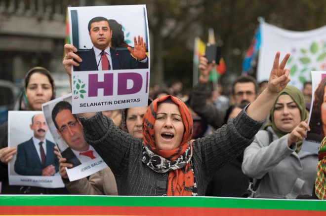 4 ноября 2016 года во Франкфурте-на-Майне, Германия, курдские демонстранты с плакатами протестуют против политики Турции.